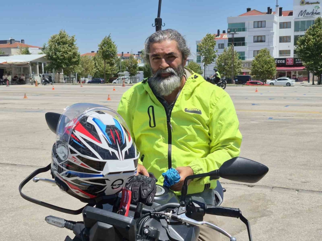 Sıcak hava bahanesiyle koruyucu ekipmanlarını ihmal eden motosiklet sürücülerine önemli uyarılar