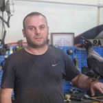 Karga ile tamircinin sıradışı dostluğu...Tamirhanede birlikte çalışıyorlar