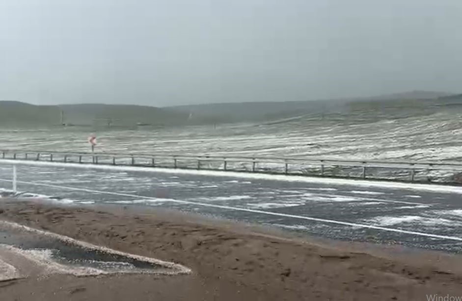 Dağlar beyaza büründü, yol ulaşıma kapandı