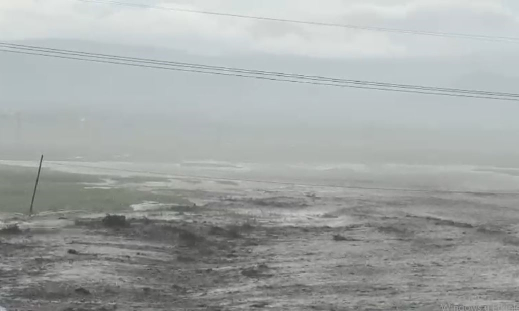 Dağlar beyaza büründü, yol ulaşıma kapandı