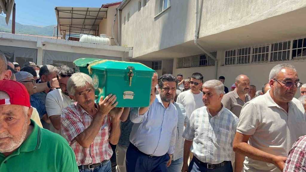 Manisa’daki feci kazada hayatını kaybeden 2 kişi defnedildi