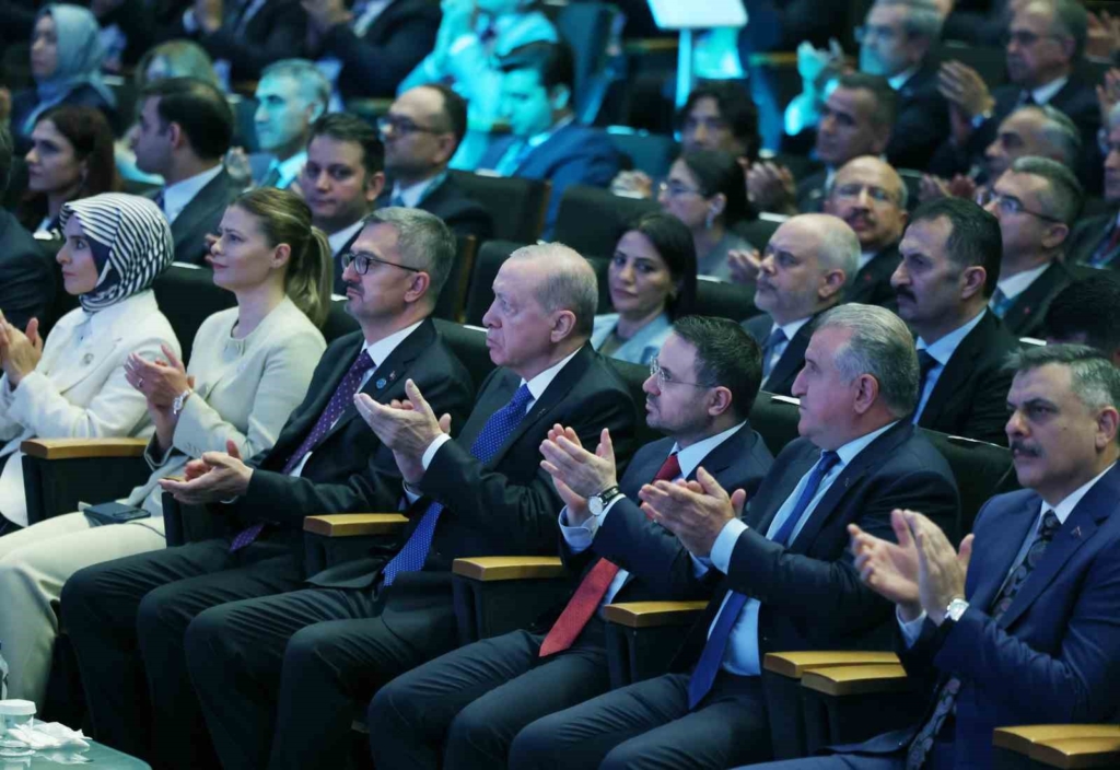 Cumhurbaşkanı Erdoğan: "Depremi kullanarak siyasi ve ekonomik fırsatçılık yapanlar bugün adalete hesap veriyor"