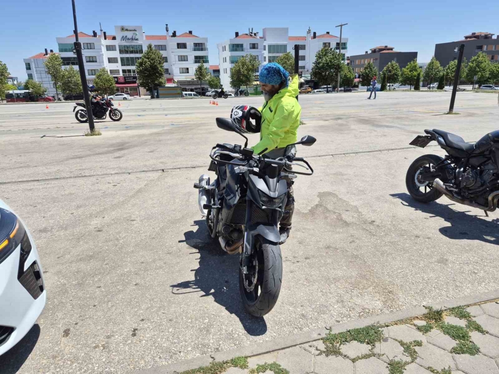 Sıcak hava bahanesiyle koruyucu ekipmanlarını ihmal eden motosiklet sürücülerine önemli uyarılar