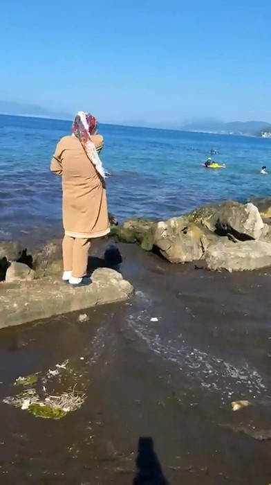 Kanalizasyon suyu sahilde vatandaşların üzerine aktı