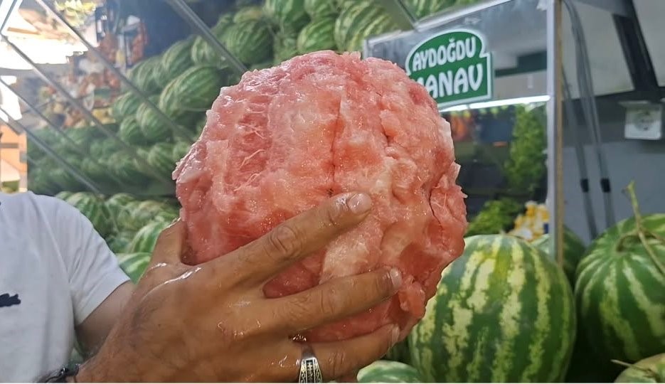 Kütahyalı manavın eliyle karpuz soyma videosu sosyal medyada viral oldu