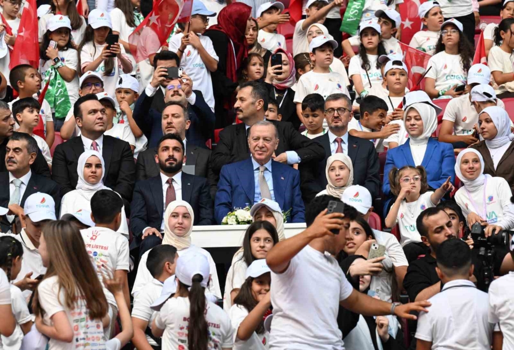 Cumhurbaşkanı Erdoğan: "Gençlerimizin en iyi şekilde yetişmeniz için tüm gücümüzle çalışıyoruz"