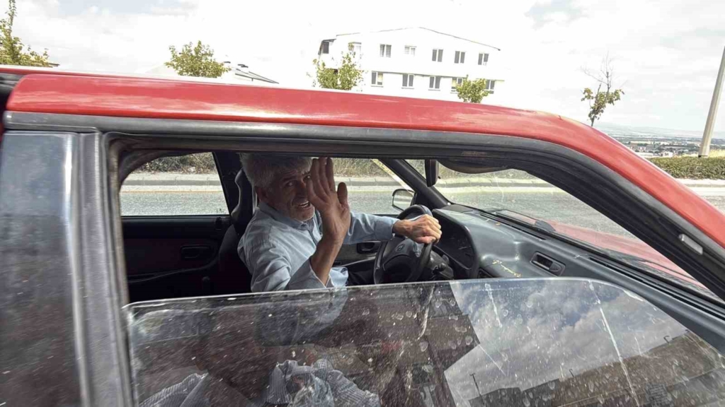 Yola dökülen zeytinyağı nedeniyle kontrolden çıkan araç bahçeye uçtu