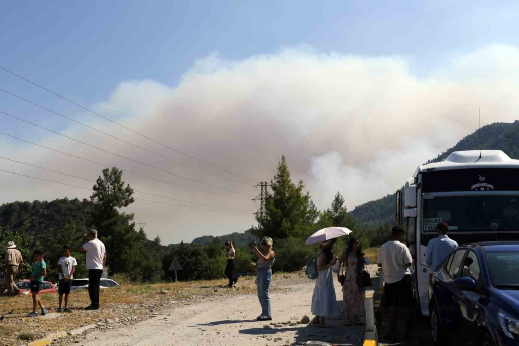 Antalya Valisi Şahin: "Kumluca’da yangın sebebiyle 50 ev tedbir amaçlı boşaltıldı"