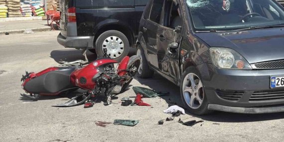 Eskişehir’de manevra yapan otomobile motosiklet yandan çarptı: 1 yaralı