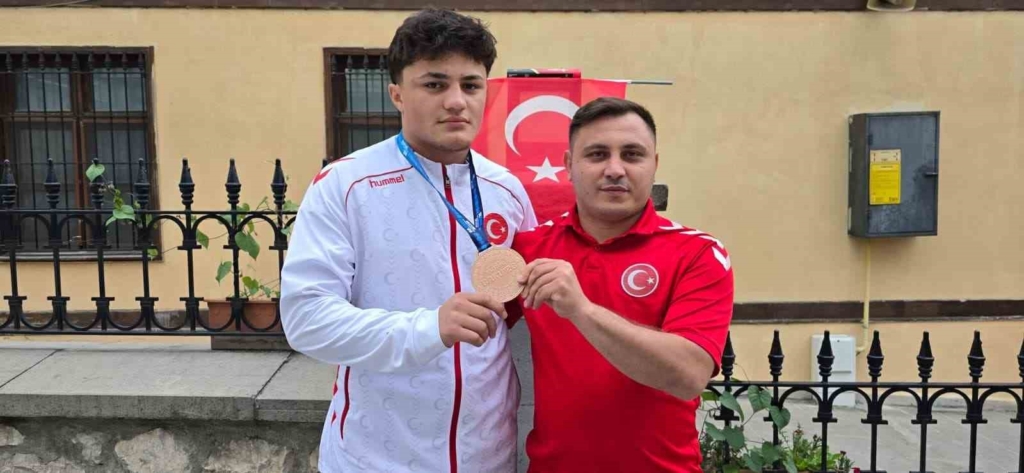 Dünya üçüncüsü milli güreşçi, baba ocağında coşkuyla karşılandı