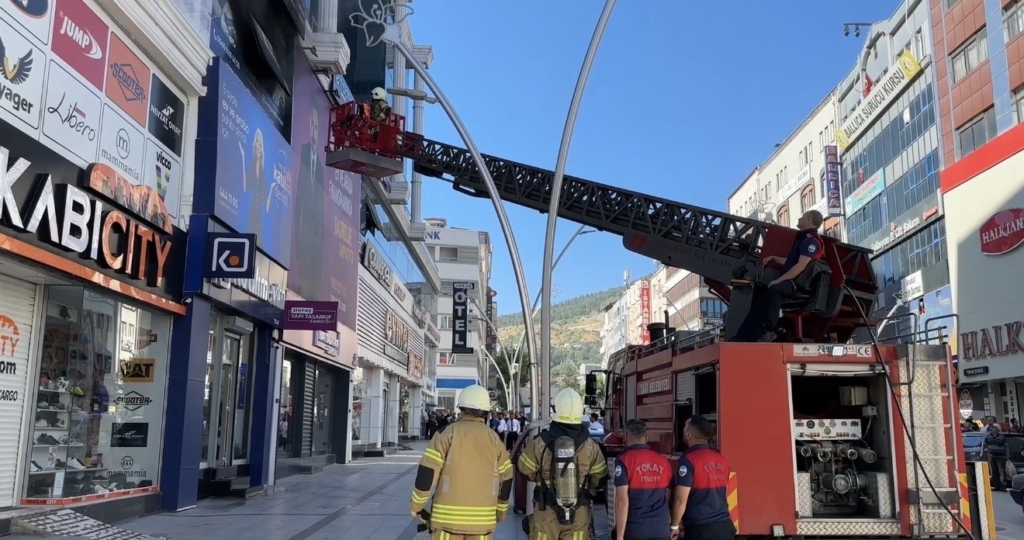 İş merkezindeki yangın büyümeden söndürüldü.