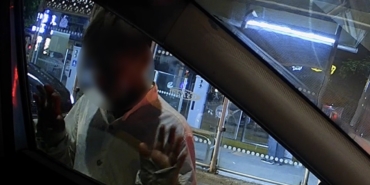 Trafik ışıklarında araçlara ‘yapışan’ çocuklar araç kamerasına yansıdı