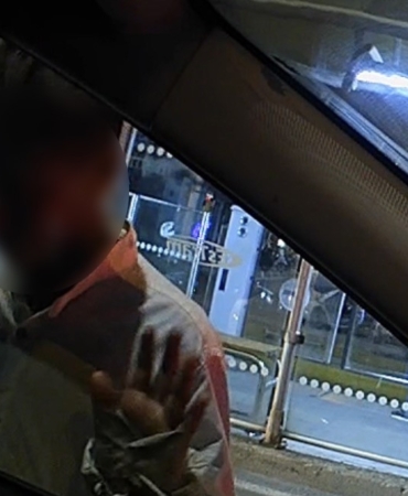 Trafik ışıklarında araçlara ‘yapışan’ çocuklar araç kamerasına yansıdı