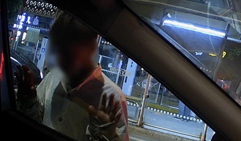 Trafik ışıklarında araçlara ‘yapışan’ çocuklar araç kamerasına yansıdı