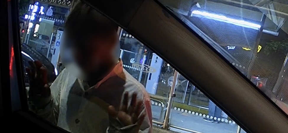 Trafik ışıklarında araçlara ‘yapışan’ çocuklar araç kamerasına yansıdı