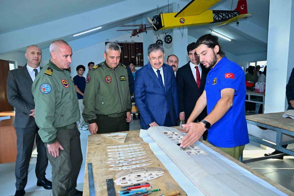 İHA yarışmalarında görev alacak pilotların eğitim gördüğü merkeze Vali Yılmaz’dan ziyaret
