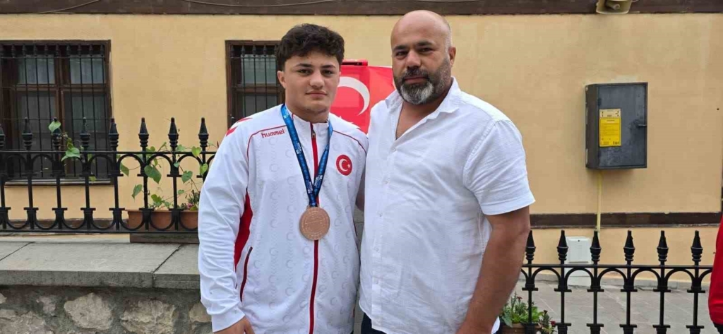 Dünya üçüncüsü milli güreşçi, baba ocağında coşkuyla karşılandı