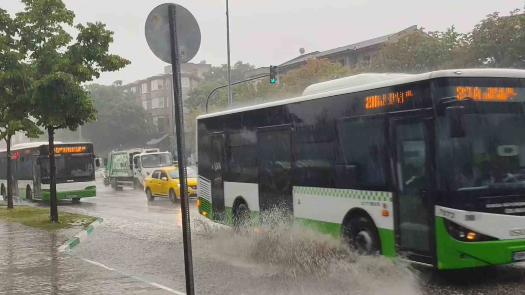 Bursa’da yollar göle döndü, vatandaşlar zor anlar yaşadı