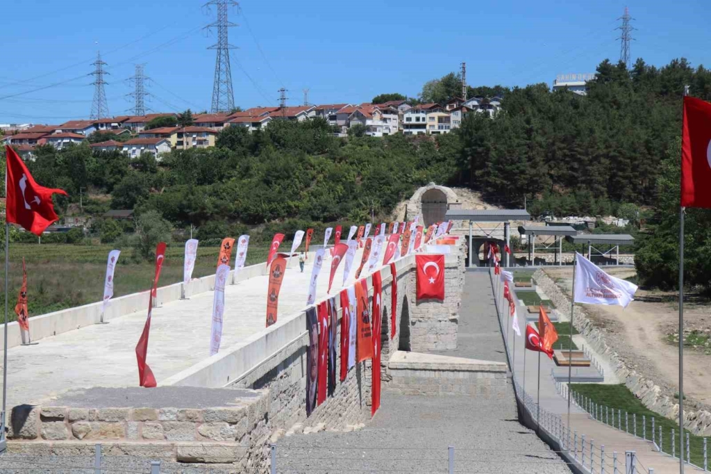 Bakan Uraloğlu: "Ayasofya ile yaşıt 1500 yıllık Sangarios Köprüsü’nü şehrimizin simgesi olarak yeniden canlandırdık"