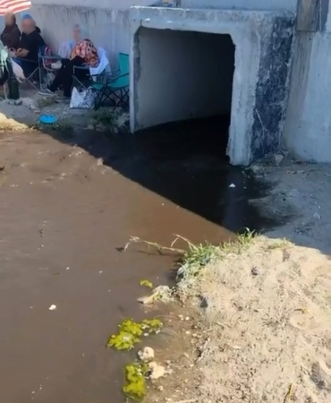 Kanalizasyon suyu sahilde vatandaşların üzerine aktı