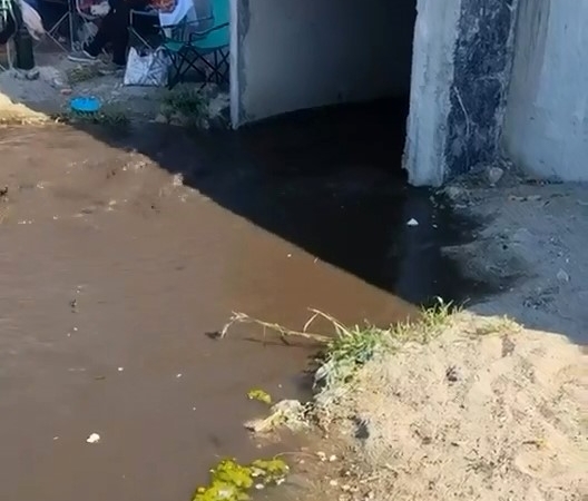 Kanalizasyon suyu sahilde vatandaşların üzerine aktı
