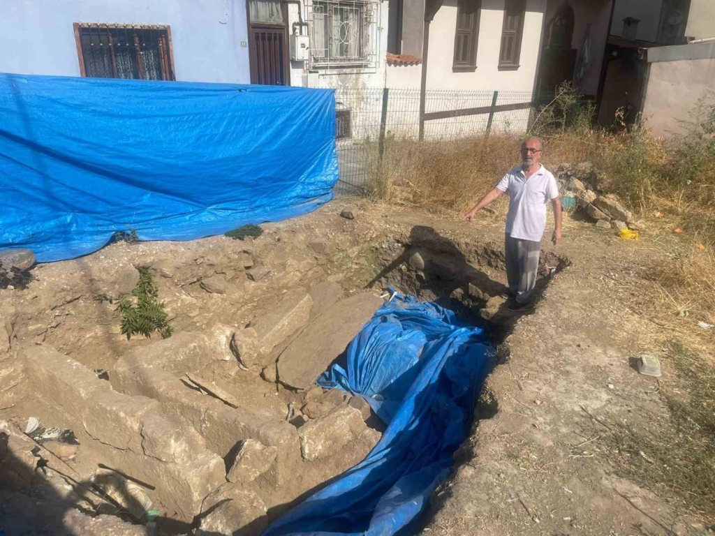 Tarihi mezarın üzeri çakıl taşlarıyla kapatılıp otopark görünümü verildi