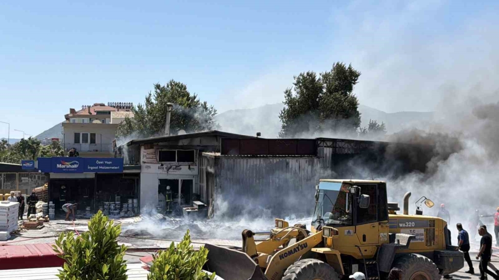 Gazipaşa’da inşaat malzemeleri deposundaki yangın kontrol altına alındı