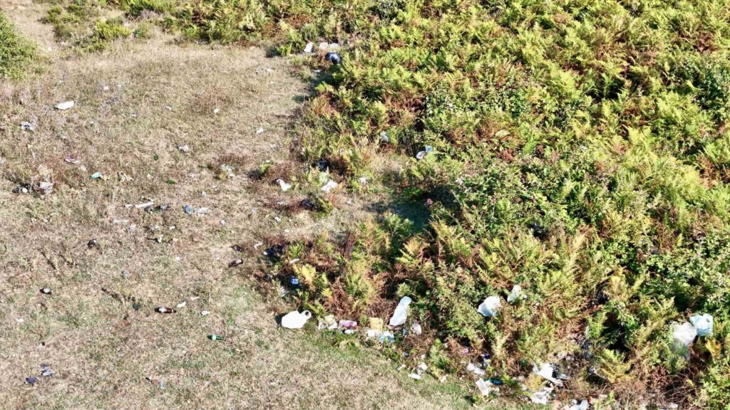 Ormana girişler yasak ama Kızıltepe’yi çöplüğe çevirdiler: Yangın riski havadan görüntülendi