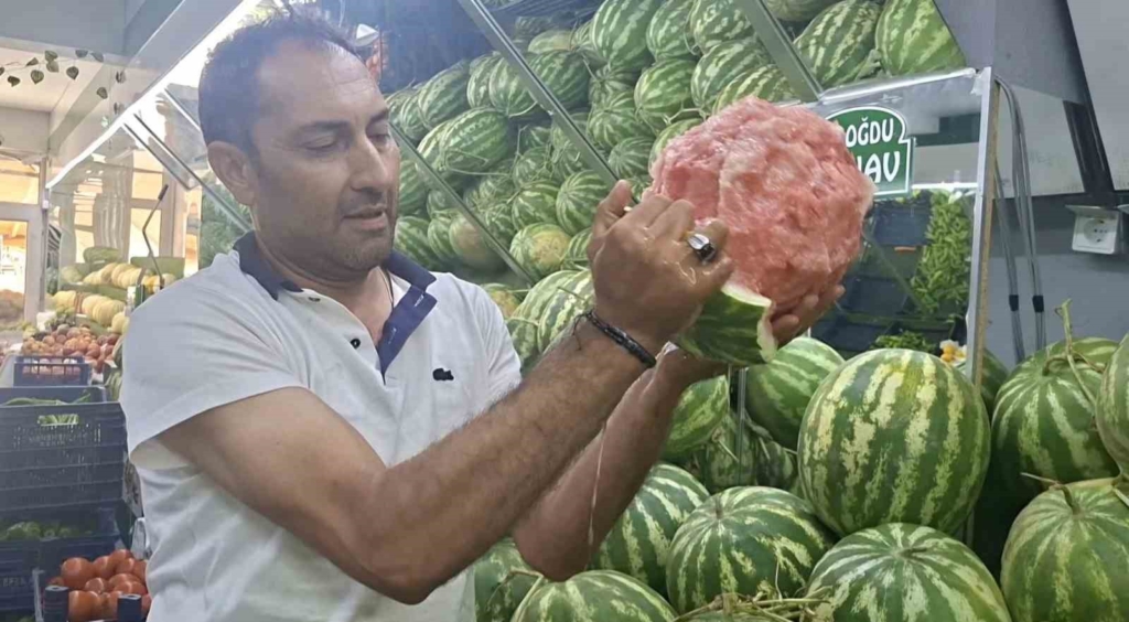 Kütahyalı manavın eliyle karpuz soyma videosu sosyal medyada viral oldu