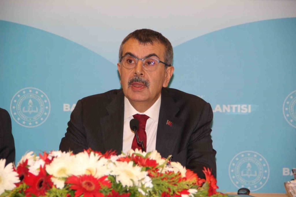 Bakan Tekin: "Geçmişiyle gurur duyacak bir nesil yetiştirmemiz gerekiyor"