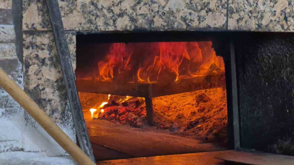 Yarım asırdır 400 derecelik ateşin başında emek veriyor