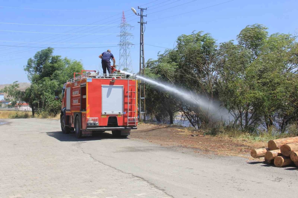 Buğday tarlasında yangın çıktı, dumanlar trafik kazasına neden oldu: 1 yaralı