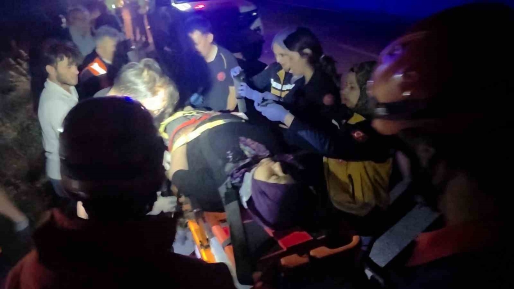Kütahya’da otomobil ile motosiklet çarpışarak şarampole yuvarlandı: 5 yaralı