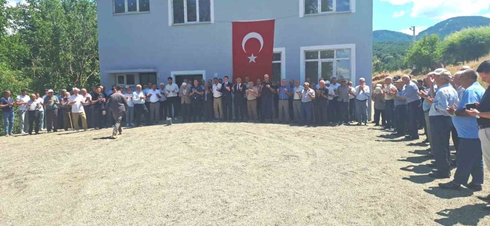 Hisarcık Aşağı Yoncaağaç Köyü’nde Çok Amaçlı Salon açıldı ve hayır yemeği düzenlendi
