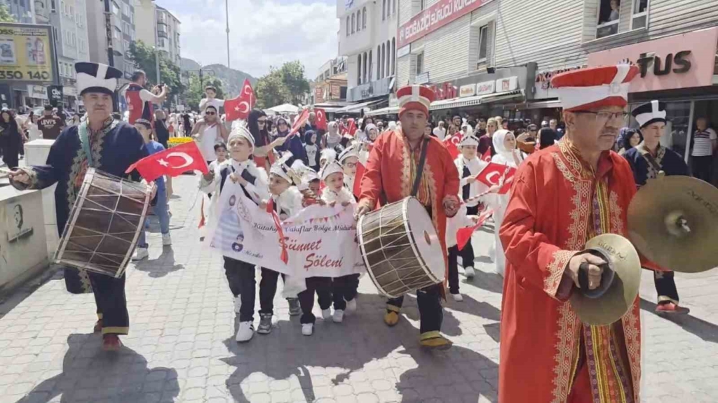 Kütahya’da 27 çocuk için vakıf geleneğiyle sünnet şöleni düzenlendi