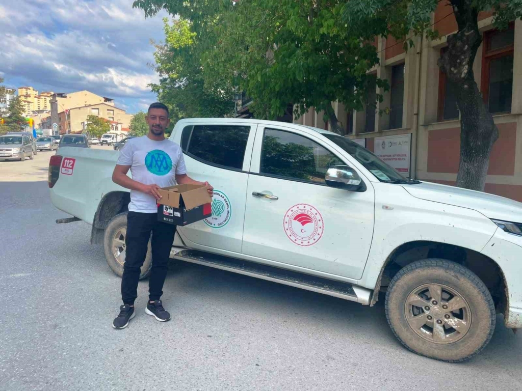 Emet’te bitkin halde bulunan yavru kirpi koruma altına alındı