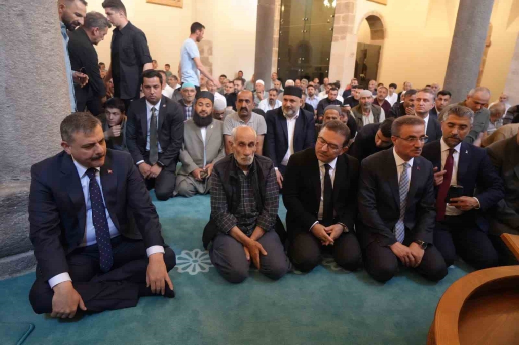 Tarihi Fetih Camii restorasyonun ardından ibadete açıldı
