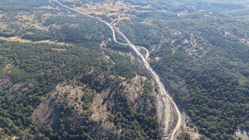 Sarıcakaya yolundaki yıkılan duvar tamir edildi, yol çalışmaları devam ediyor