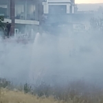 Boş arazide çıkan yangın bahçeye sıçramadan söndürüldü