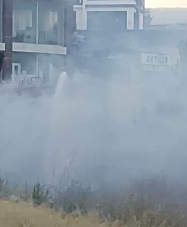 Boş arazide çıkan yangın bahçeye sıçramadan söndürüldü