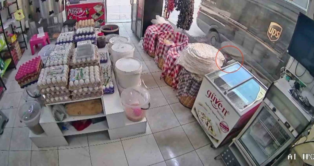 Kamyonetin altında kalan 4 yaşındaki çocuk emekleyerek çıktı