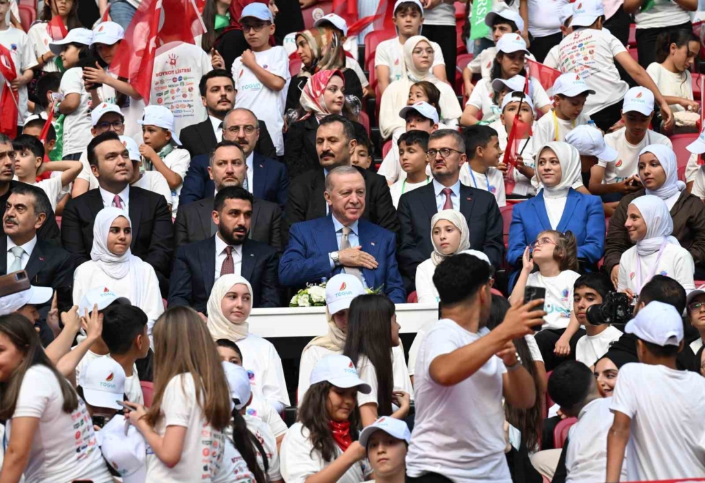 Cumhurbaşkanı Erdoğan: "Gençlerimizin en iyi şekilde yetişmeniz için tüm gücümüzle çalışıyoruz"