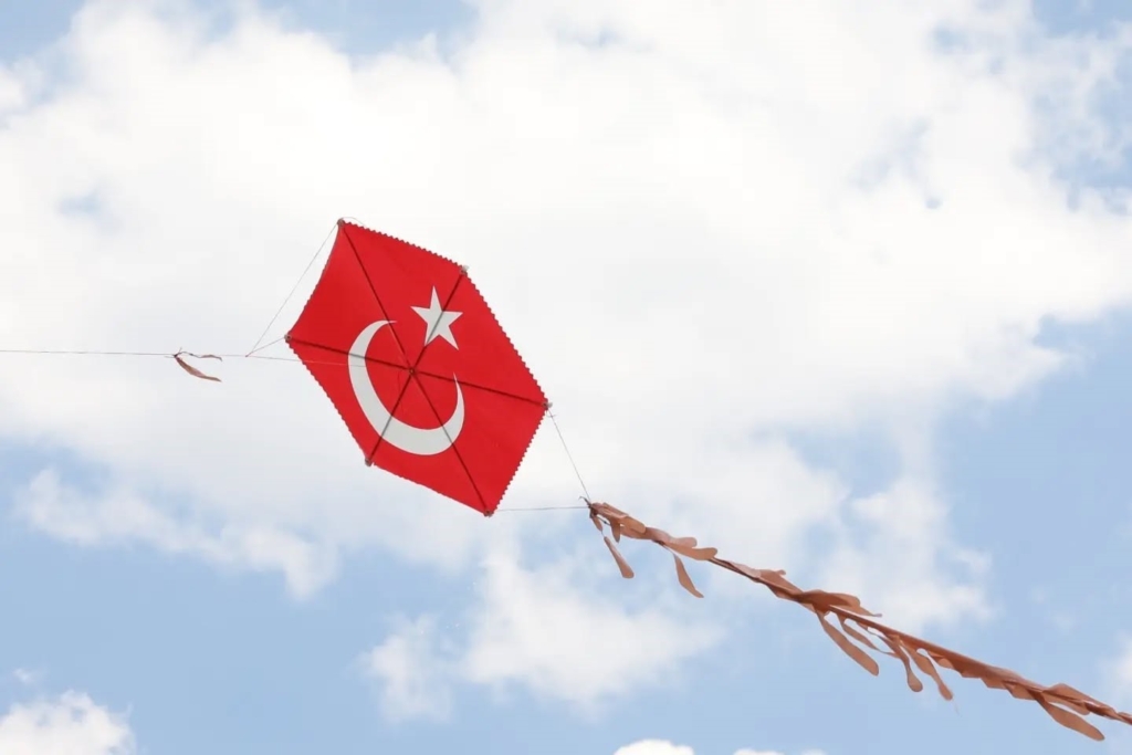 Kütahya’da gökyüzü uçurtmalarla şenlendi