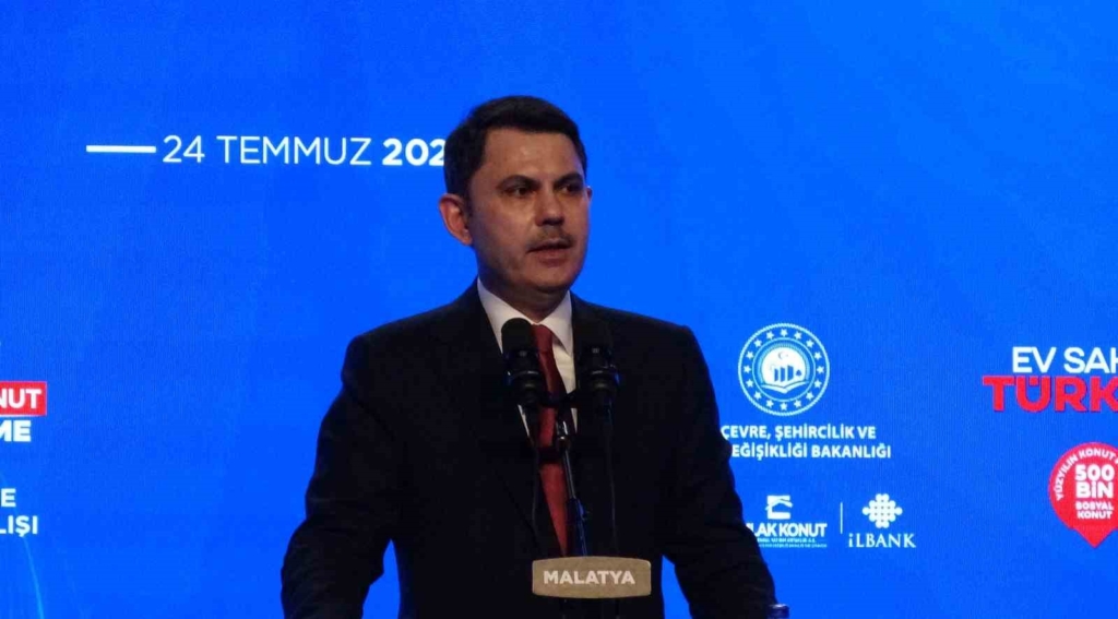 Bakan Kurum: "Deprem bölgesinde son vatandaş evine kavuşana kadar ayrılmayacağız"