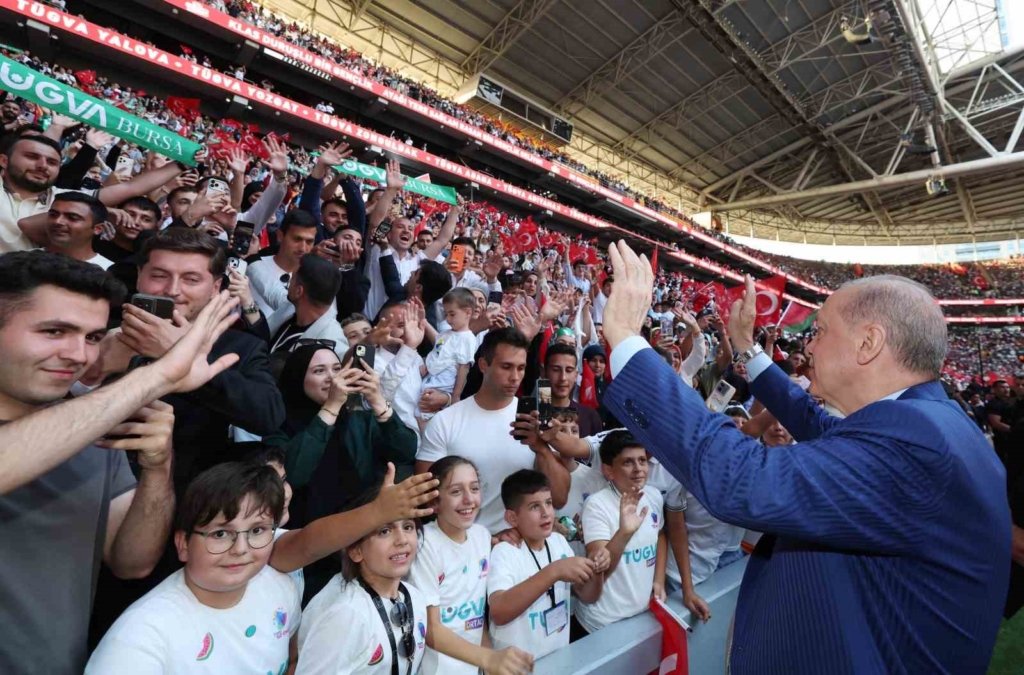 Cumhurbaşkanı Erdoğan: "Gençlerimizin en iyi şekilde yetişmeniz için tüm gücümüzle çalışıyoruz"