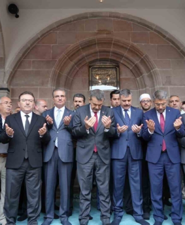 Tarihi Fetih Camii restorasyonun ardından ibadete açıldı