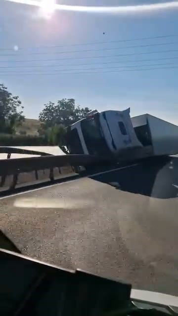Bursa İnegöl’de tır bariyerlere çarptı, sürücü yaralandı
