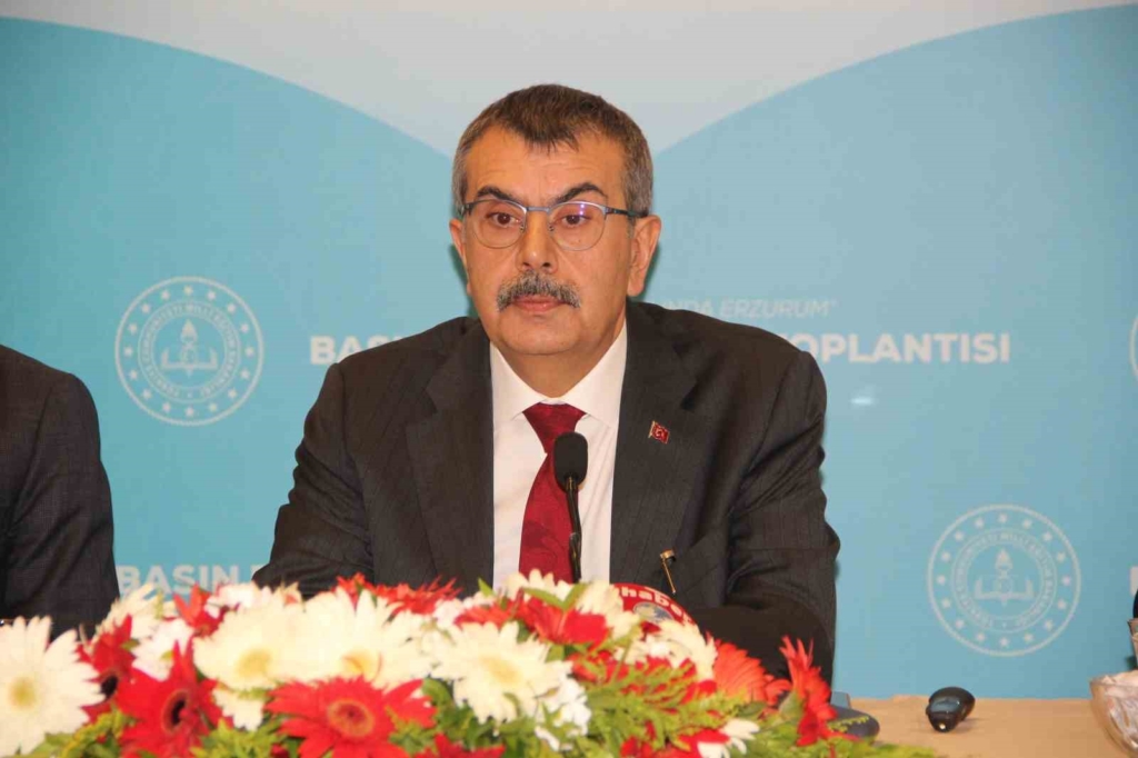 Bakan Tekin: "Hedefimiz 19 Ağustos’ta kazmanın vurulmasını sağlayacak takvimi hayata geçirmek"