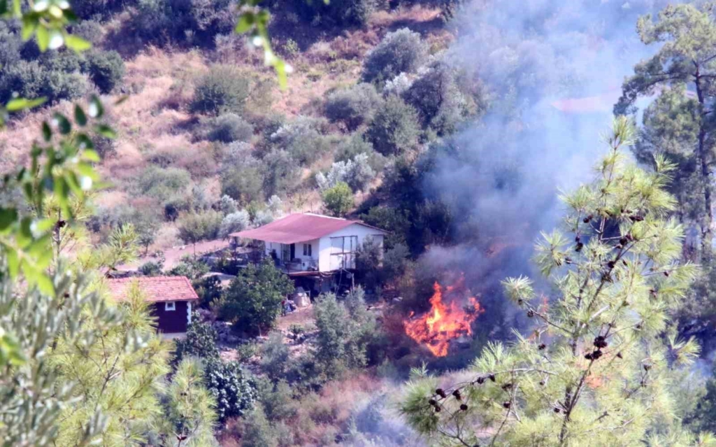 Antalya Valisi Şahin: "Kumluca’da yangın sebebiyle 50 ev tedbir amaçlı boşaltıldı"