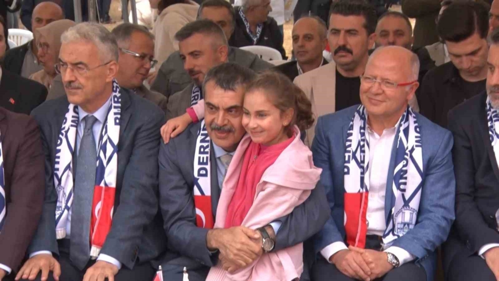 Milli Eğitim Bakanı Tekin Bursa’da Büyük Erzurum Yayla Şenliği’ne katıldı